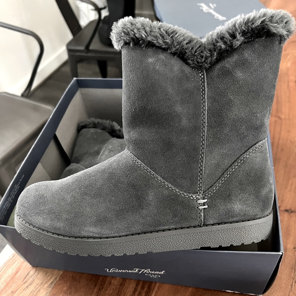 Women’s winter boots - size (9)